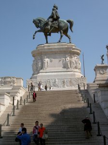 Statua equestre di Vittorio Emanuele II, Altare della Patria.jpg