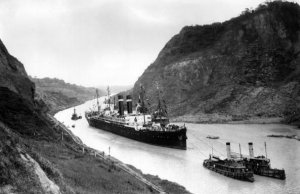 Kroonland_in_Panama_Canal%2C_1915.jpg