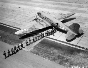 Parachute_training,_A.C._Lawson_Field,_Ft._Benning,_Ga._August_1946.jpg