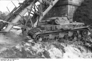 Bundesarchiv_Bild_101I-209-0052-35A,_Russland-Nord,_zerstörte_Brücke_mit_Panzer_IV.jpg