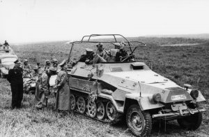 Bundesarchiv_Bild_101I-769-0229-02A,_Frankreich,_Heinz_Guderian_in_Schützenpanzer.jpg