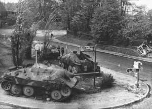 Hetzer_tank_destroyers_1945_2.jpg