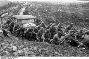 Bundesarchiv_Bild_146-1981-149-34A,_Russland,_Herausziehen_eines_Autos.jpg