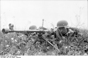 Bundesarchiv_Bild_101I-283-0619-31,_Russland,_Deutsche_Soldaten_mit_Panzerbüchse_39.jpg