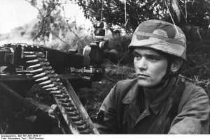 Bundesarchiv_Bild_101I-587-2253-17,_Normandie,_Fallschirmjäger_mit_MG_42.jpg