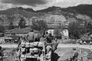 witw T66 10th_Mountain_Division_M7_Priest_Firing_Near_Lake_Garda_Italy_1945.jpg