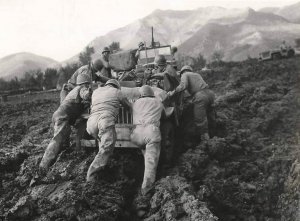 witw t70 1944-01-10-italy-mud-jeep-soldiers1.jpg