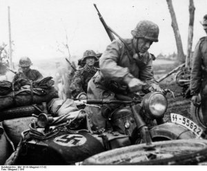 Bundesarchiv_Bild_101III-Wiegand-117-02,_Russland,_Kradschütze,_Beiwagenkrad.jpg