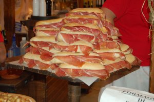 Piramide-Panini-al-prosciutto1.jpg