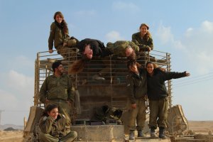 Israeli female soldiers.jpg