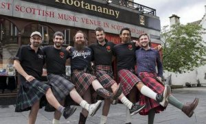 Hootananny-Inverness-camerieri-in-kilt-molestati-dalle-donne.jpg